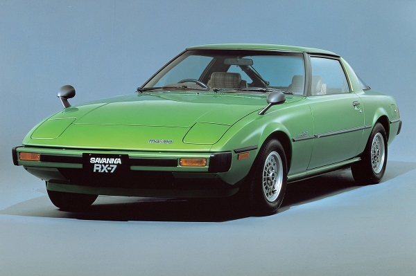 930型ポルシェ911と同時代、1978年に初代サバンナRX-7が純正装着したのは185/70 HR13というタイヤ。