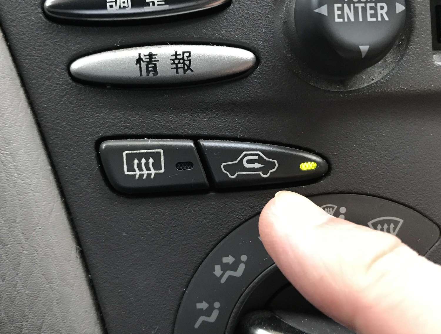 これが「内気循環」スイッチ。これがオフになっていれば「外気導入」