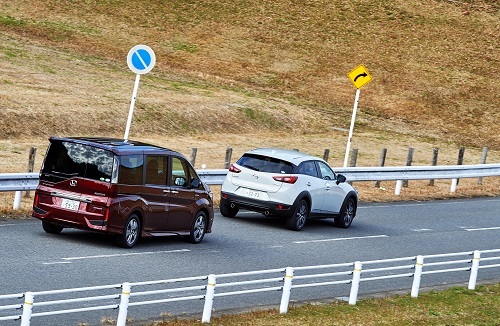 車間距離を保持することは安全運転の第一歩。クルマは急には止まれない(画像はイメージ)