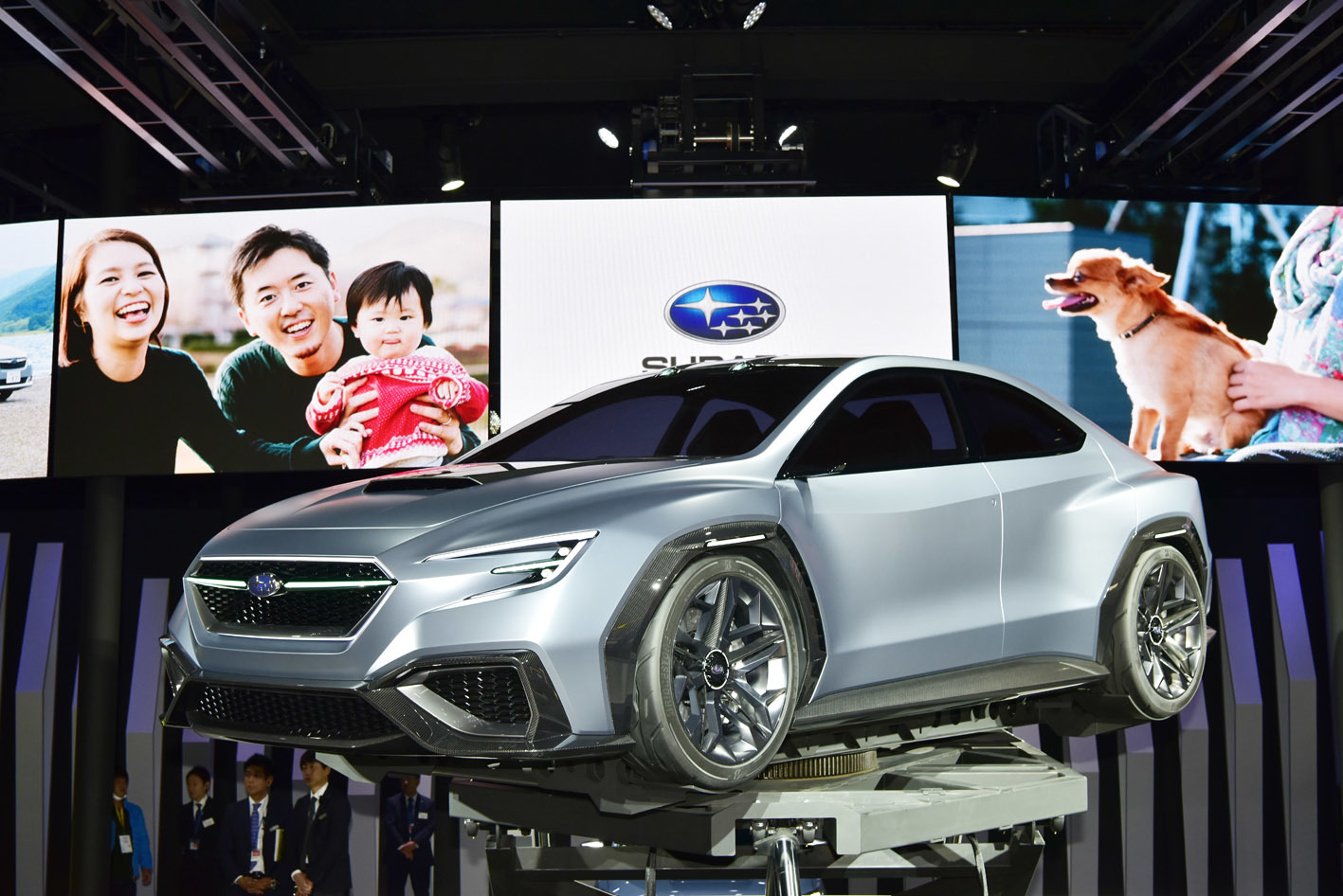 東京モーターショーでスバルブースのメインを飾った「ヴィジブパフォーマンスコンセプト」