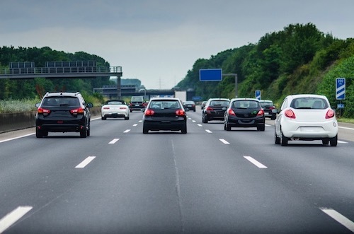 片側4車線区間のアウトバーン。速度無制限区間は半分程度で、速度制限がある区間も存在