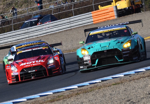 右がGT3マシン、左がGT500マシン。GT3マシンがやたら大きく見えるのは遠近法のせいではない。なんせ全高がGT500は1150mm、市販車ベースのGT3は1350mmほどなのだ