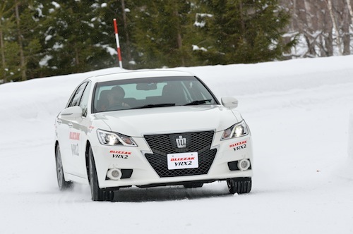 VRX2では従来品で感じた圧雪路での操舵に対するレスポンスの遅れが改善された