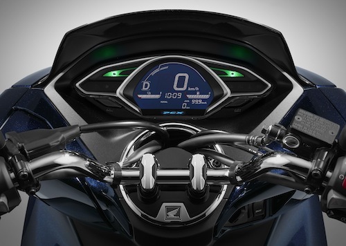ハイブリッドモデルらしくメーターには「CHARGE」の文字も見える