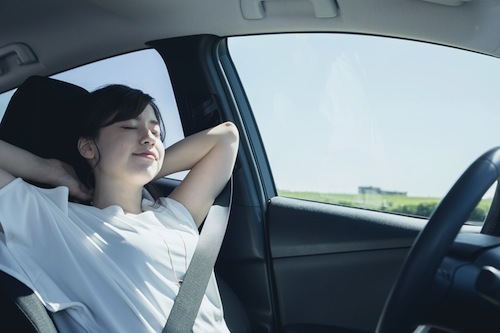 眠気覚ましはあくまでも補助。眠いときには必ず安全な場所にクルマをとめて、しっかりと仮眠をとるのがベストだ