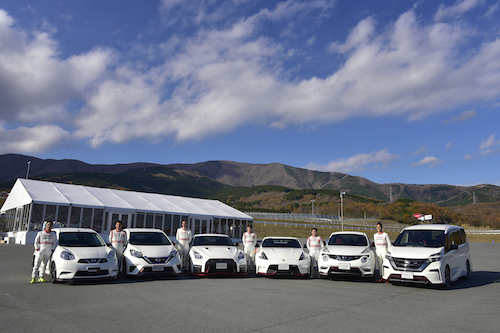左からマーチ、ノート、GT-R、フェアレディZ、ジューク、セレナのNISMOモデル。講師はスーパーGT等で活躍するプロドライバーだ