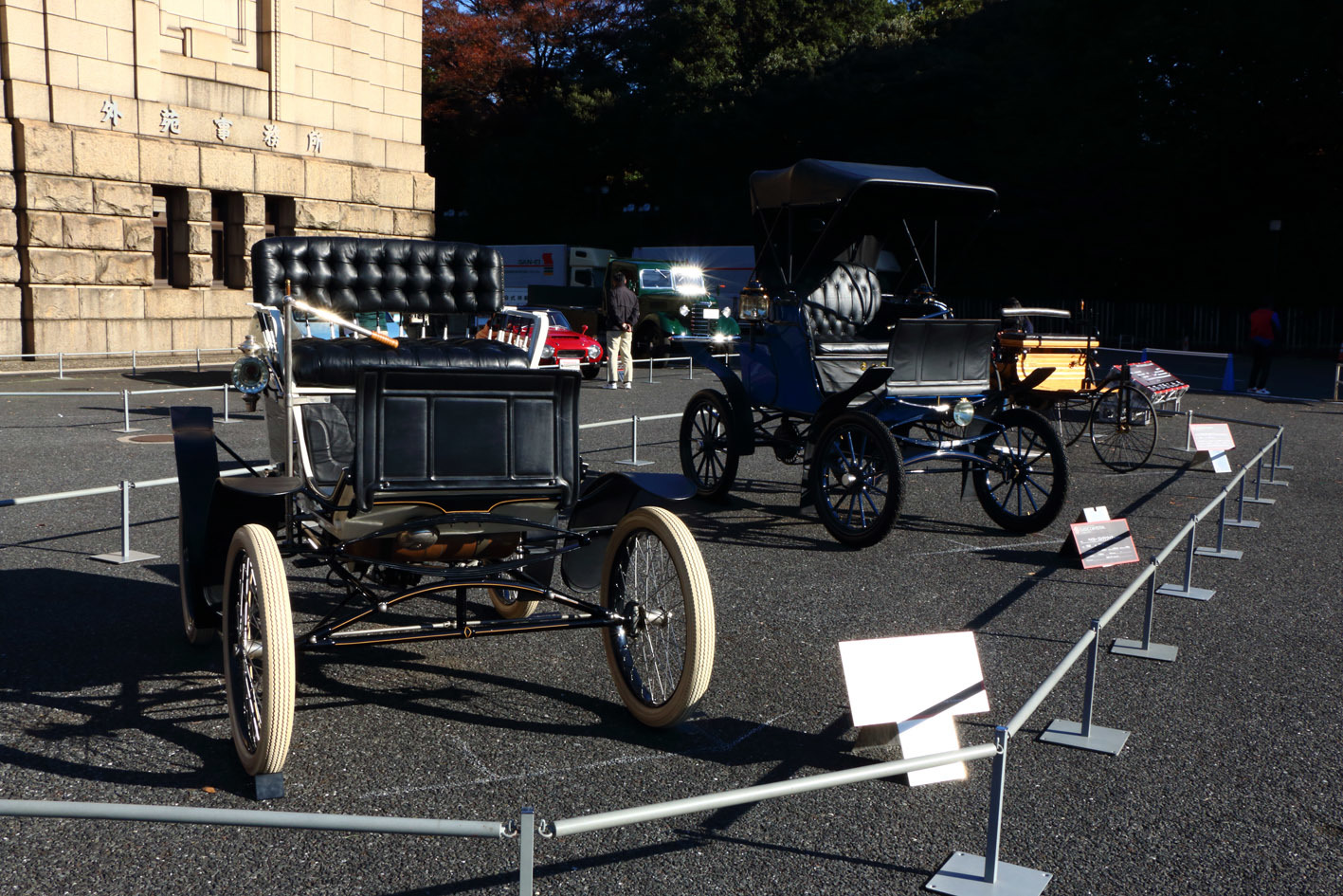 記念展示は、1900年前後活躍した、ガソリン車、電気自動車、蒸気自動車を展示。蒸気自動車のロコモビル スチームカーは、1901年から日本でも販売されていたという
