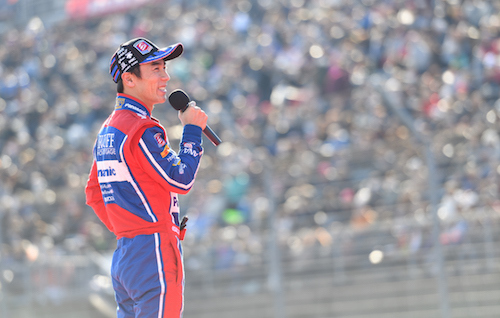 佐藤琢磨選手を見ようとたくさんの人だかり!! スーパースターと優勝マシンの凱旋もあり、今年の盛り上がりは例年以上だ