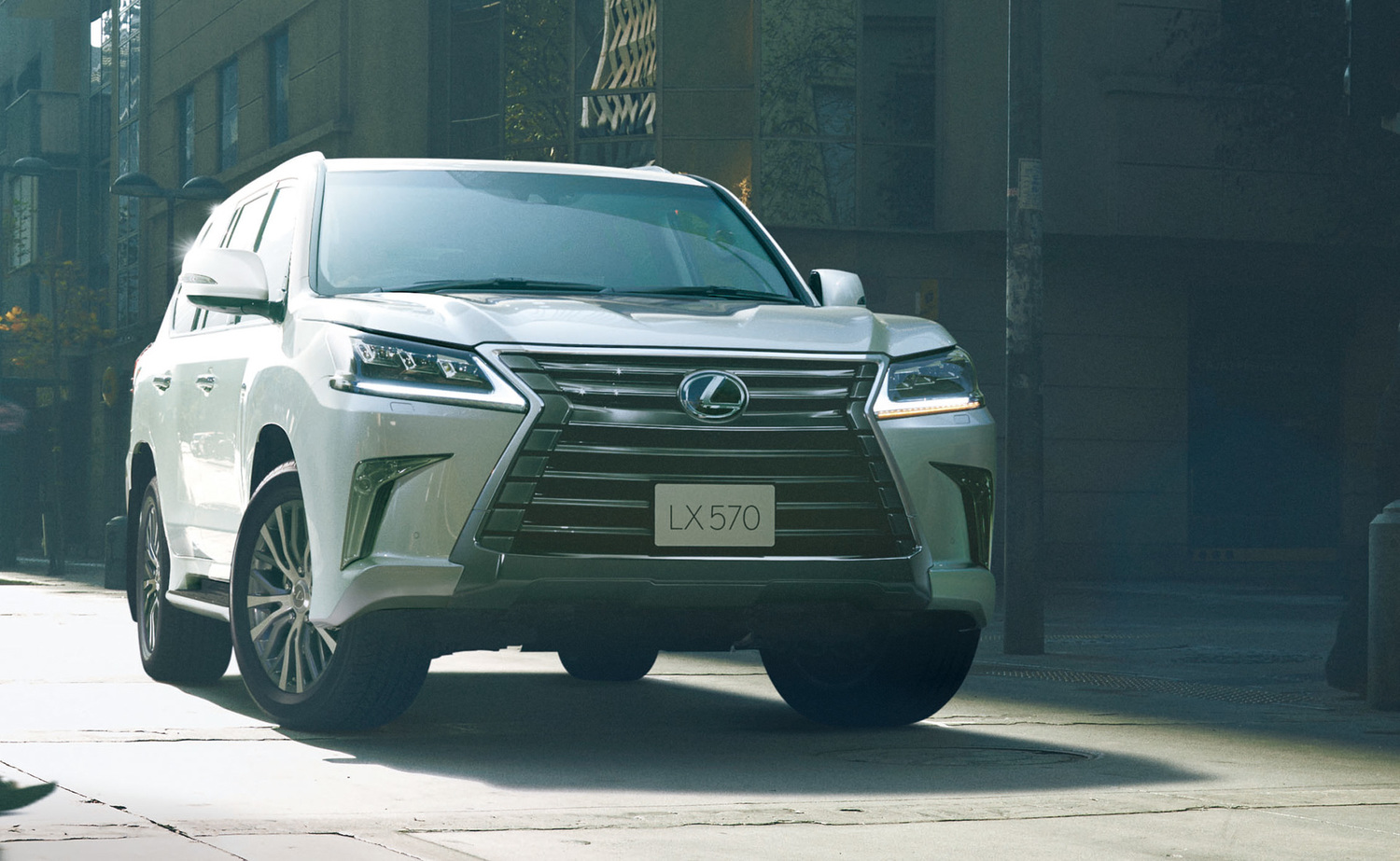 現時点でレクサスの最高級SUV「LX570」