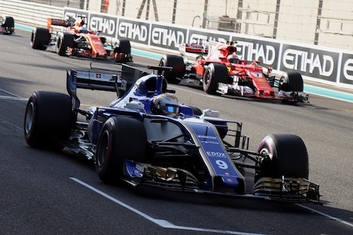 フェラーリエンジンを積むザウバーと、後方の“本家”フェラーリ