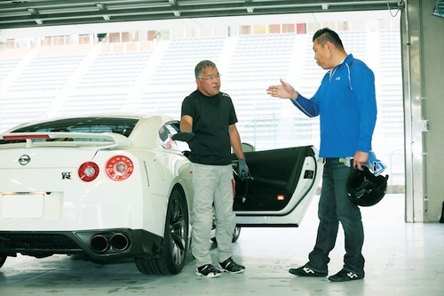 愛車のR35は緑整備センターの内永代表(左)のメンテで完調。GT-R乗りには有名なショップだ