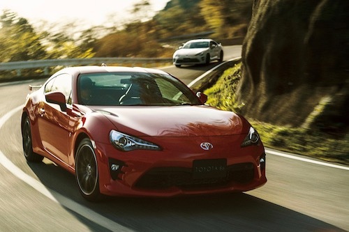 日本では86など一部を除き、大半の車種にハイブリッドを設定するトヨタ。この方法を、今後は海外でも推し進めていく