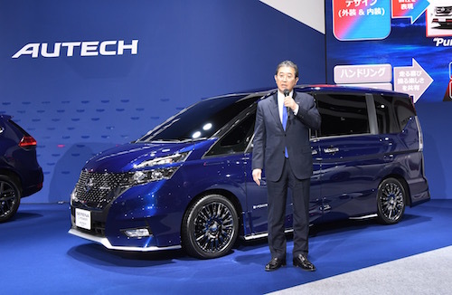 これがセレナオーテック。登壇したオーテックの片桐社長の膝の横には「e-POWER」の文字が……