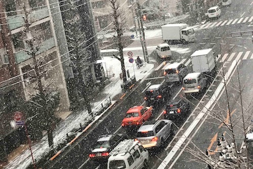 22日15時現在の都内・一般道の様子。すでに路肩には雪が積もり、走行には注意が必要だ