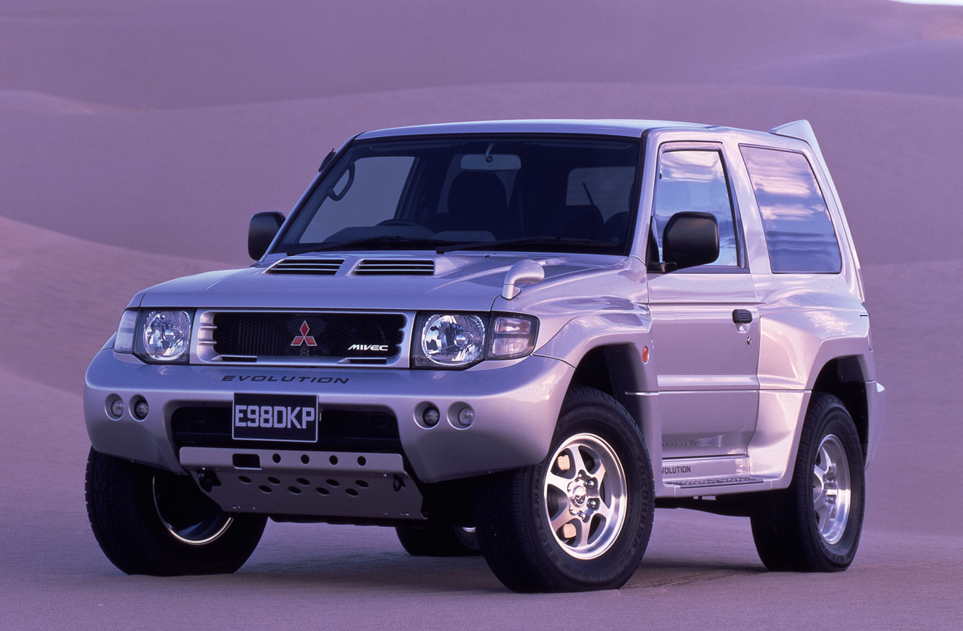 1997年9月に登場したパジェロエボリューション。3.5LのV6、MIVECエンジンを搭載し、280ps/35.5kgmを発生していた。外観も大迫力