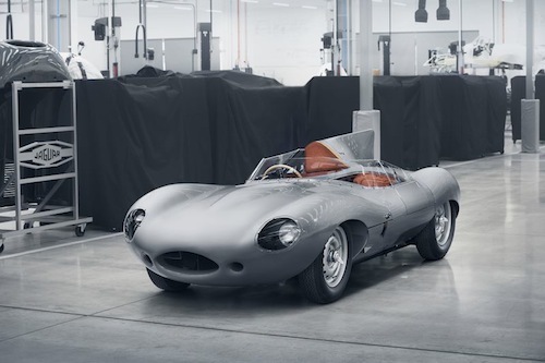 最新のファクトリーで生産される60年前のクルマ。凄いロマンチック