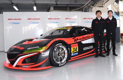 ドライバーの道上選手(左)と大津選手。師弟関係のドライバーは多いが同じチームに新マシンで参戦は珍しい