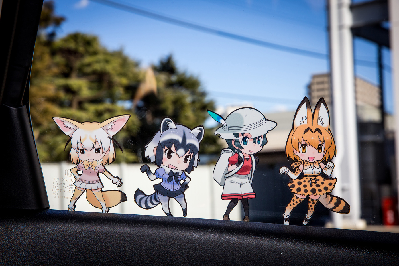 外側から見るとシルエットでも、車内側から見るとちゃんとキャラクターが見えるという