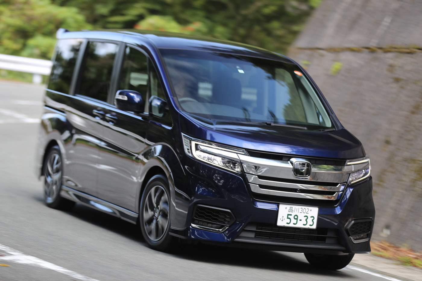 ステップワゴンスパーダ。さすがの自己主張