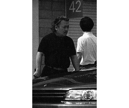 真剣な眼差しでGT-Rを見つめる徳さん