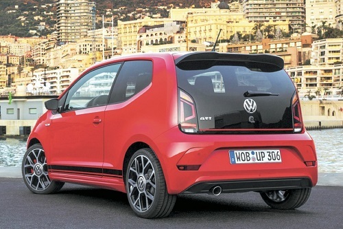 小ささ&軽さを魅力に変える最小のGTI。国産車ではスイフトスポーツの好敵手となる