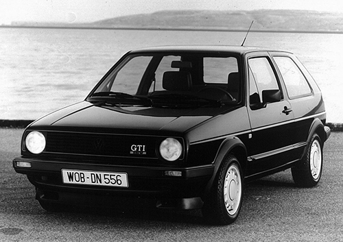 グリルとバンパーに入った赤のストライプとGTIバッヂが誇らしい。4灯のイメージが強いが、初年度モデルは2灯だった(ゴルフファンなら知ってのとおり、4灯の内側フォグは日本法規の関係で点灯しなかった)。