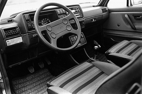 ’87年3月に発売された当時は左ハンドル5MTのみだった