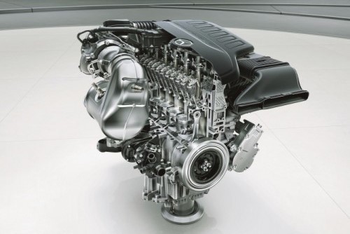ベンツS450に搭載される直列6気筒エンジン。長さはV6と同等に収められている