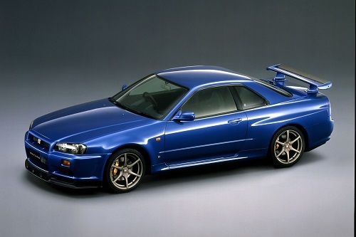 直6ターボエンジンを搭載したR34型スカイライン。2002年まで発売され、次のV35型からV6エンジンへと移行