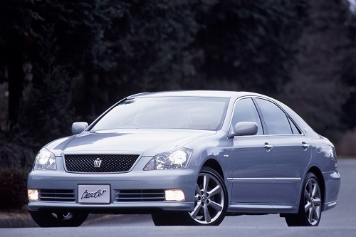 2003年に発売された“ゼロクラウン”。当代よりクラウンは直6からV6エンジンへ移行した