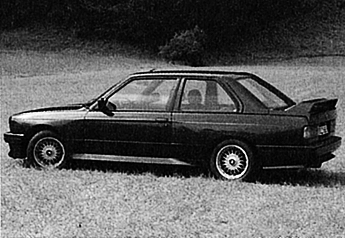 なんといっても大きく張り出したブリスターフェンダーとリアスポイラーがM3の特徴