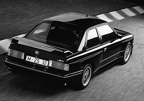 M3 スポーツエボリューション。DTMのレギュレーション変更で2.3Lから2.5Lになった最終仕様で最高出力は238ps。可変式となったリアスポイラーが外観上の変更点だ
