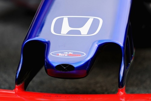 これまでと違うブルーのマシンに彩られたホンダエンブレム。文字通りマクラーレンとトロロッソはまったく“チームカラー”が異なる