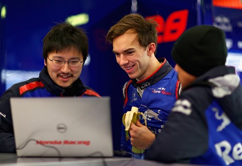 ホンダのスタッフとドライバーのピエール・ガスリー。その表情からもチームとしての風通しのよさが伺える