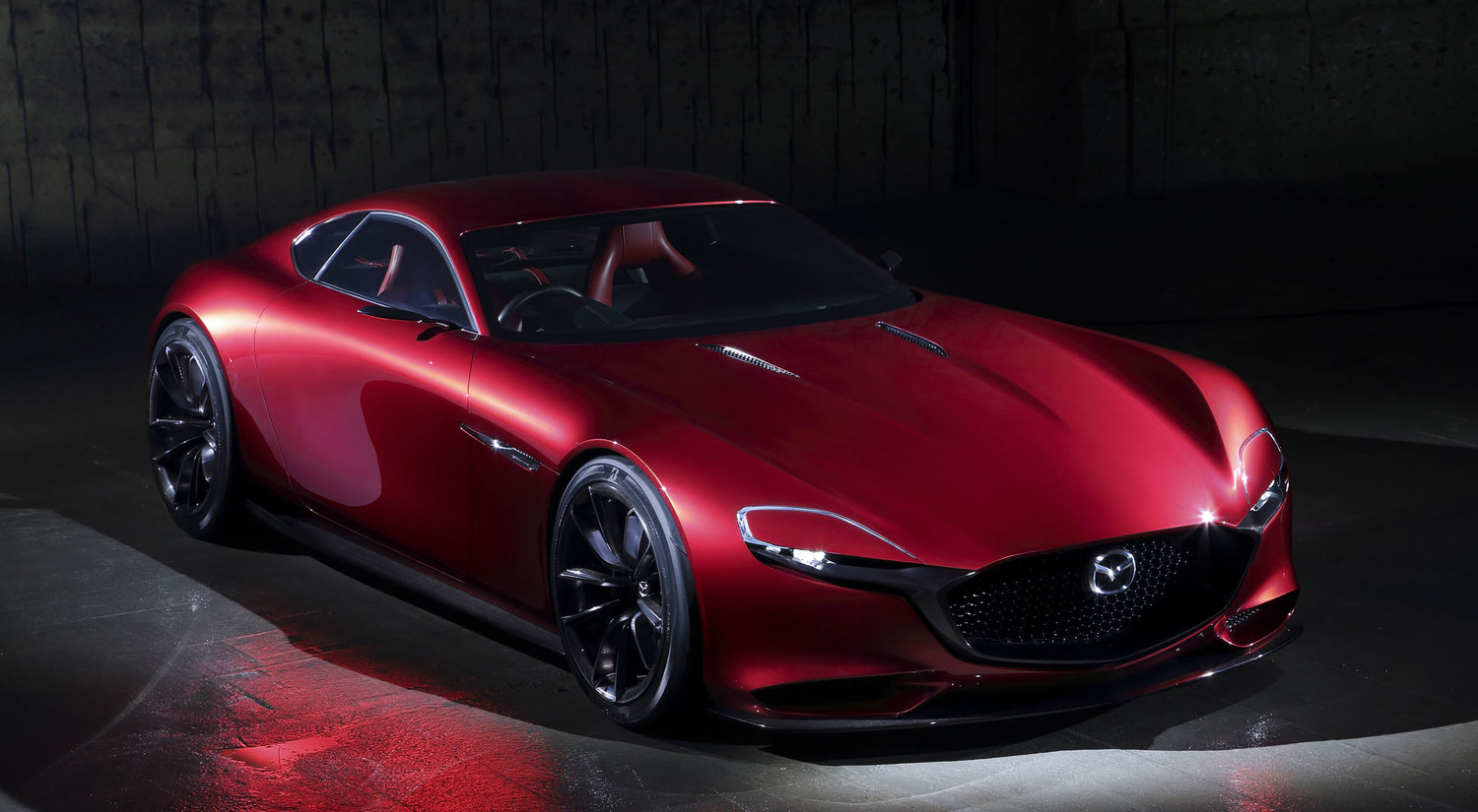 2015年の第44回東京モーターショーに出品された「RX-VISION」。次世代ロータリーエンジン「SKYACTIV-R」を搭載する、とアナウンスされた