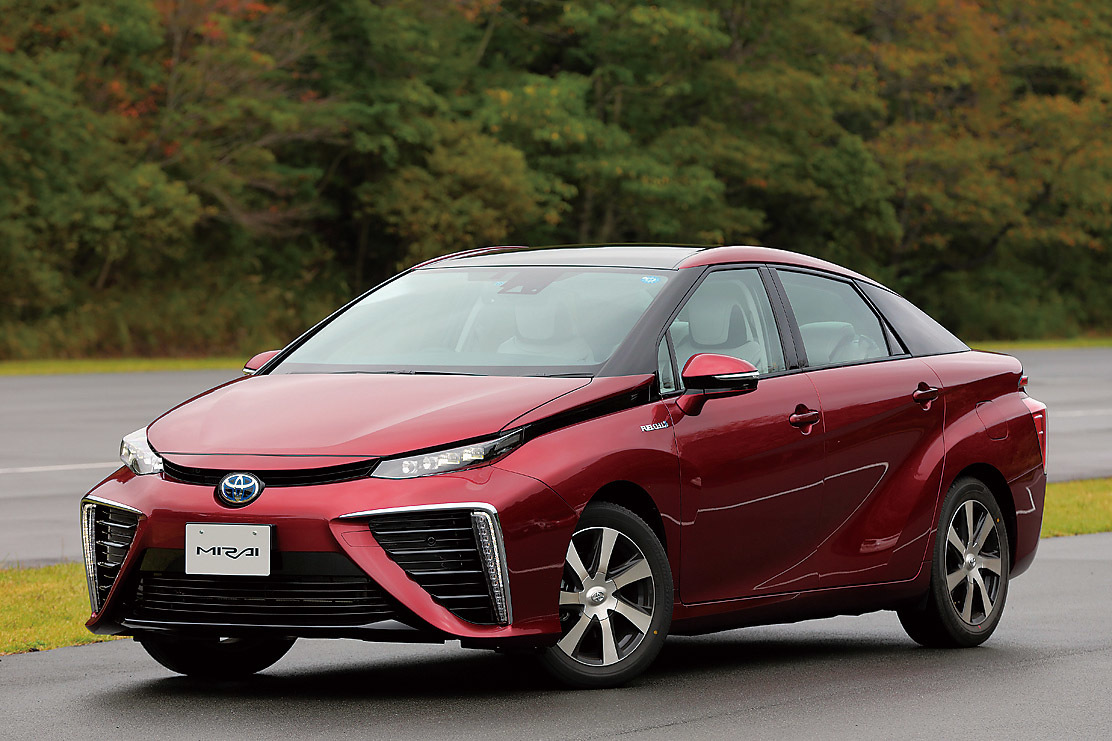 トヨタの次世代技術を象徴するモデル「MIRAI」。水素ステーションで水素を充填する