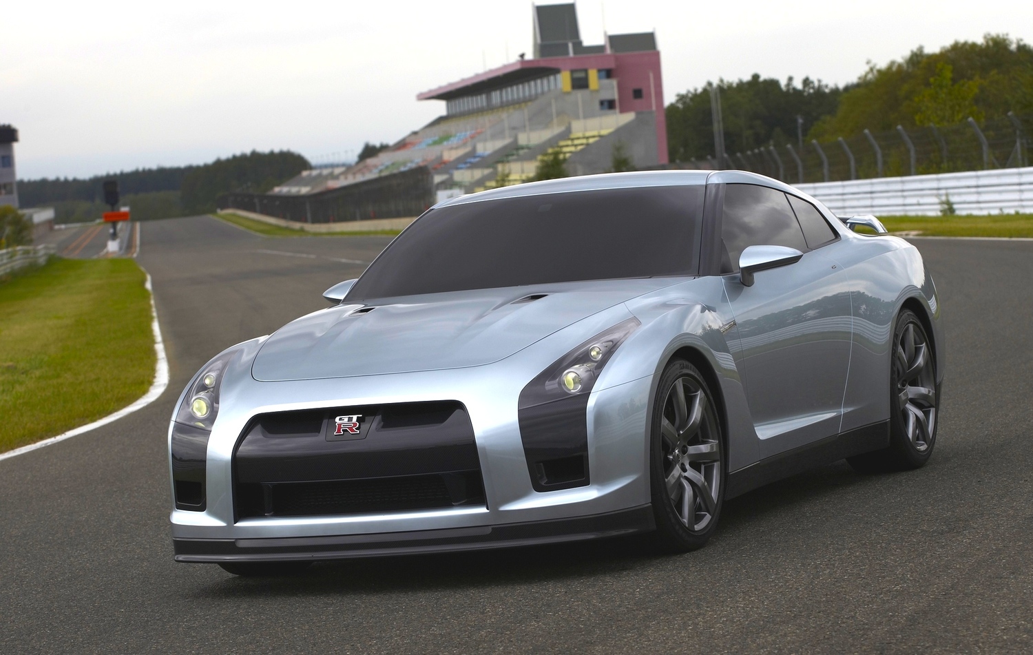 先代型にあたるR34GT-Rが生産を終了するのは2002年8月。それに先立つ2001年11月の東京モーターショーでGT-Rのコンセプトモデルがサプライズ発表された。その後、2003年の東京モーターショーで「2007年に市販」と発表、2005年の東京オーターショーではプロトタイプ仕様が公開された(写真は2005年発表のGT-Rプロト)