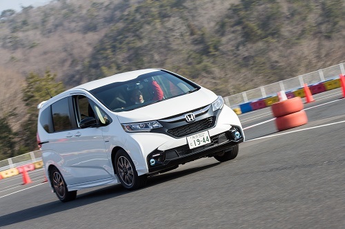 スラロームやデコボコ道での試乗などでModuloXの足回りを体感。百聞は一見に如かず、だったようだ