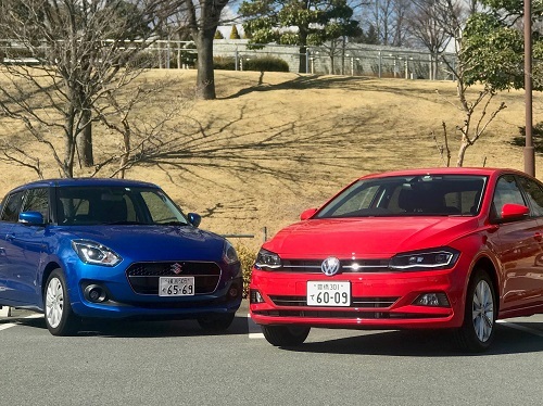 国産実力派コンパクトのスイフト(左)と新型ポロ(右)