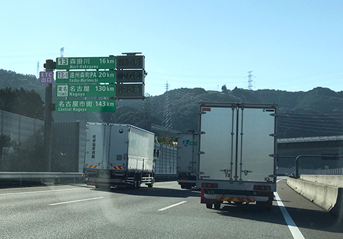 空いている時間帯はいいが、深夜のトラックが多い時間には、3車線でトラックが並走し、まったく抜けない……なんてことも実際にあり危険だ
