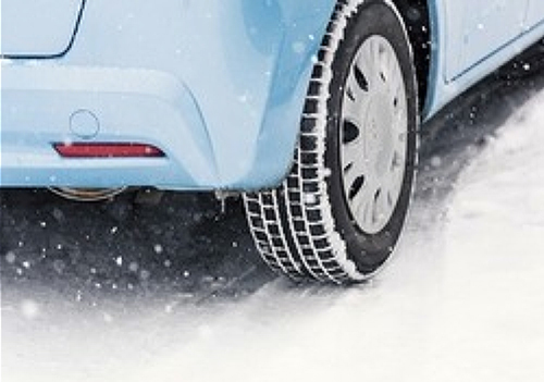 東京の水分を多く含んだ雪は滑りやすい。ノーマルタイヤでの走行は言語道断だ
