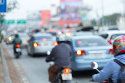 日常的に行われているバイクによるすり抜け。交差点手前で影から出てきて、右直事故というケースもある。警察庁は、すり抜けに関して明文化するべきだろう