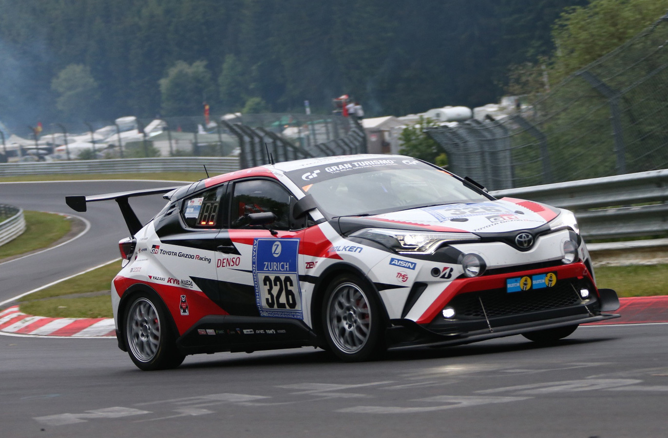 2016年5月、市販型の発表に先立って公表され、ニュル24時間レースに参戦したC-HR。参戦の発案は開発主査の古場博之氏。欧州仕様へのプロモーションとともに、スポーツイメージの向上、開発段階からレース仕様を盛り込むことにより、モータースポーツ仕様へのアップグレードを容易にする狙いがあった