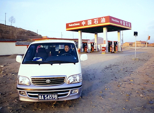 中国・内モンゴル自治区のガソリンスタンド。さびれっぷりが、噂に真実味を持たせる