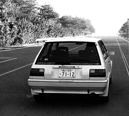 リアウインドゥのFX-GT TWINCAM16の文字が誇らしげで、ライバルを挑発した