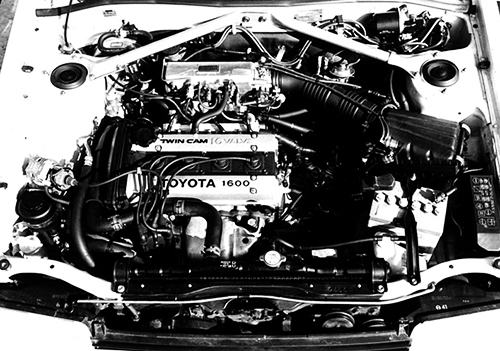 AE86レビン/トレノに搭載される4A-GEU、1.6ℓDOHCエンジンを横置きにしたのが4A-GELUで、レビン/トレノもFFになって以降は4A-GELUの型式になった