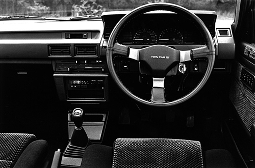 コックピットのデザインはFFカローラセダンと共通だが、TWINCAM16と入った革巻ステアリングがおごられた