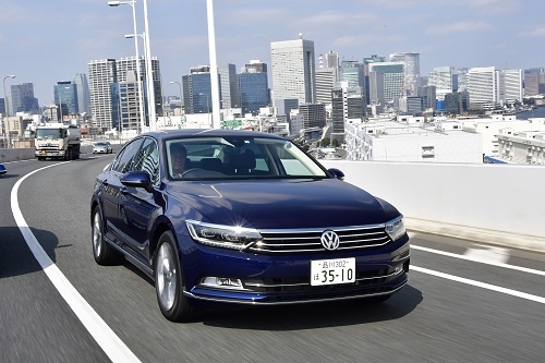 VW パサートTDIハイライン(489万9000円)/2Lディーゼルターボ、最高出力:190ps/3500-4000rpm、最大トルク:40.8kgm/1900-3300rpm、JC08モード燃費:20.6km/L