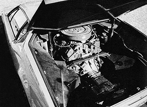 エンジンはV8 OHV、5.8Lをミドシップに搭載。トランスミッションはZF製の5MT