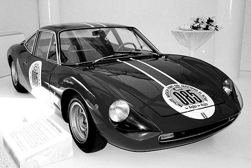 デ・トマソ・ヴァレルンガ。全長3870×全幅1590×全高1050mmという小さなボディにフォード・コーティナなどに使われた直4OHV、1.5Lをミドシップに搭載した2シータースポーツカーだった